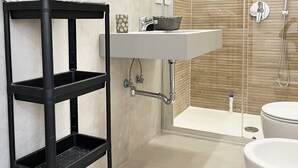 Une salle de bain moderne équipée d’une douche, de toilettes et d’un lavabo.