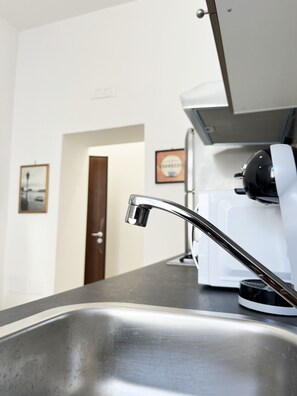Fridge, microwave, oven, stovetop - Cozy vacation home in the heart of Naples (Napoli)