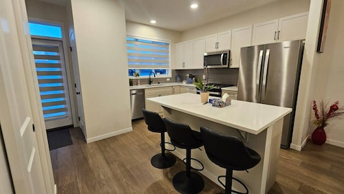 4 Bed room 3 Bathrooms home to stay in Chestermere, Alberta, Canada