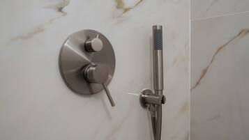 Dusche, Haartrockner, Bidet, HandtĂŒcher