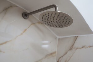 Dusche, Haartrockner, Bidet, Handtücher