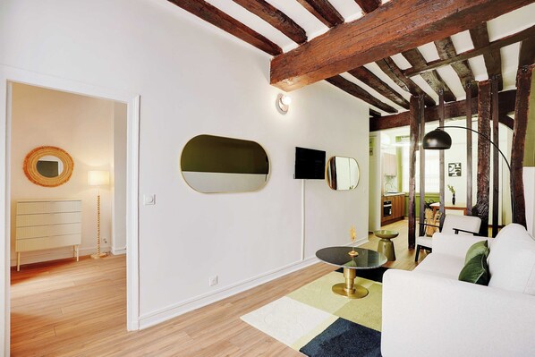 Living area - Eclectic Apartment - Saint Germain des Pres (Paris)