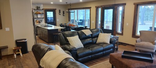 Black Hills Vacation Lodge: Brand New Home! Just Opened.