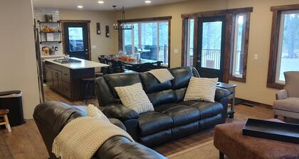 Black Hills Vacation Lodge: Brand New Home! Just Opened.