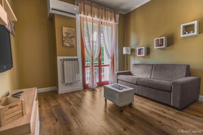 Appartement Deluxe, balcon, vue jardin | Coin séjour