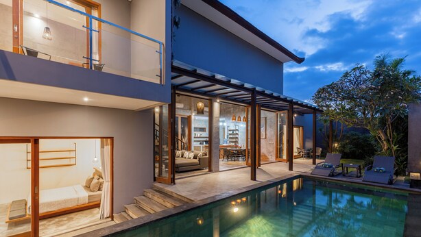 Ein modernes Haus mit Schwimmbad, Balkon und Essbereich.