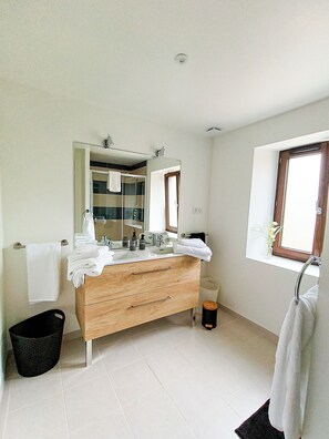Dusche, Haartrockner, Handtücher, Toilettenpapier