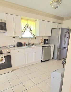 Micro-ondes, four, plaque de cuisson, lave-vaisselle