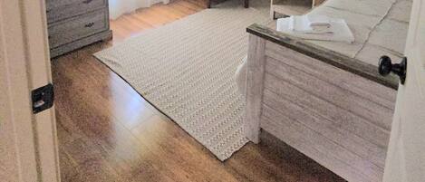 4 多间卧室、熨斗/熨衣板、上网接入、床单