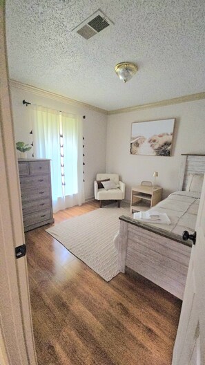 4 bedrooms, iron/ironing board, free WiFi, bed sheets - Charming 4-bedroom house with AC and private fenced backyard in Marrero, LA (Marrero)