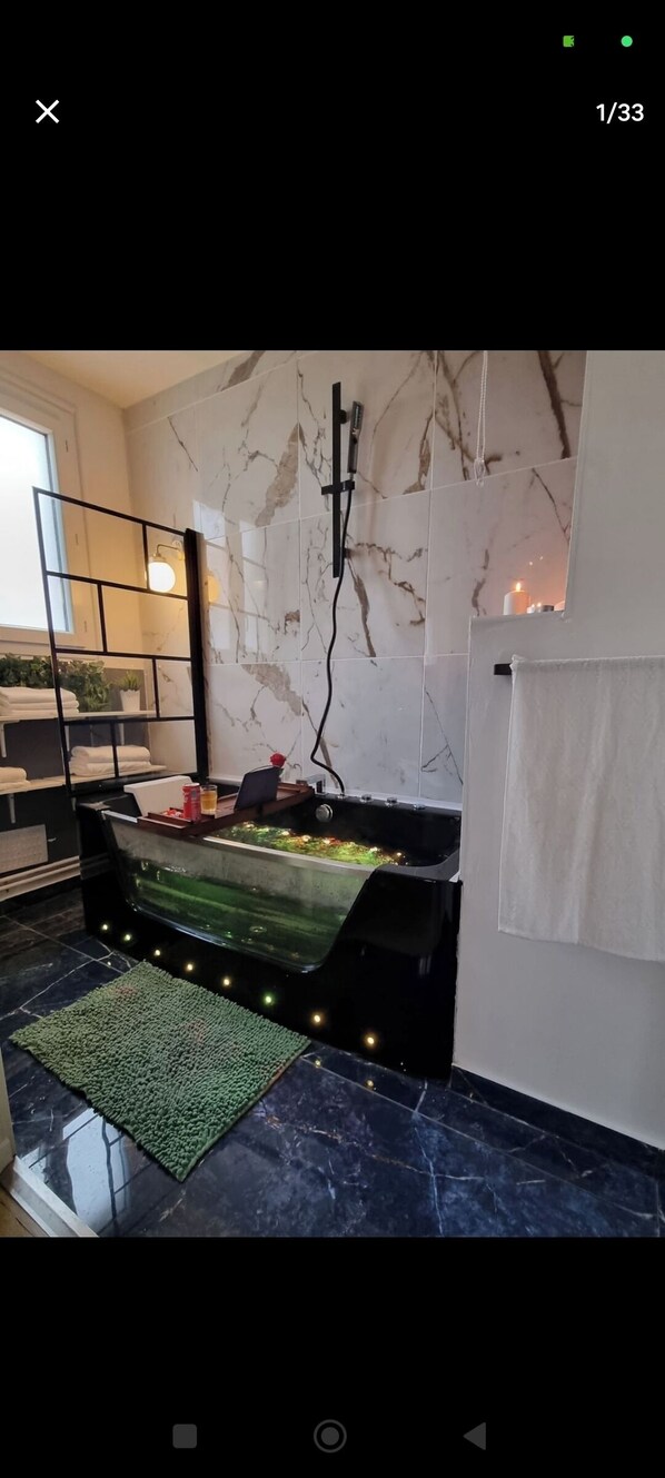 按摩浴缸、吹风机、毛巾、肥皂