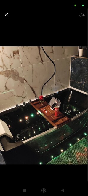 按摩浴缸、吹风机、毛巾、肥皂