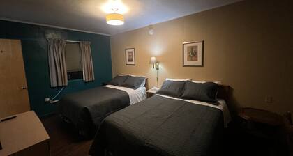 Room 7 – Double Full – Sleeps 4 – Midwest Motel