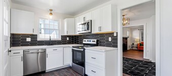 Bright Sewickley Village House,  2BR + Office & Living Room Futon, Walk to Shops