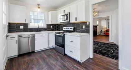 Bright Sewickley Village House, 2BR + Office & Living Room Futon, Walk to Shops
