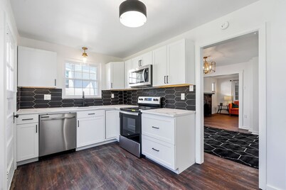 Bright Sewickley Village House,  2BR + Office & Living Room Futon, Walk to Shops