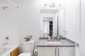 Haartrockner, Handtücher, Seife, Toilettenpapier