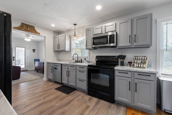 Réfrigérateur, four à micro-ondes, un four, surface de cuisson