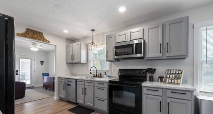 Renovated 5BR Retreat•2 Living Rooms•Sleeps/Dining for 10, Close to major HWY's