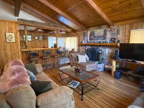 Televisión y chimenea 