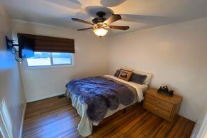 4 bedrooms, WiFi, bed sheets - Ski Snow Summit, pvt HotTub, Pets, Free Tesla Charge (Big Bear Lake)