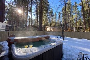 Outdoor spa tub - Ski Snow Summit, pvt HotTub, Pets, Free Tesla Charge (Big Bear Lake)
