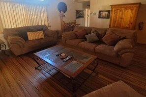 TV, fireplace - Ski Snow Summit, pvt HotTub, Pets, Free Tesla Charge (Big Bear Lake)