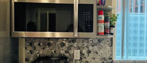 Microondas, placa de cocina y lavavajillas