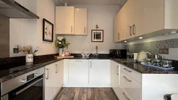 Kühlschrank, Mikrowelle, Ofen, Herdplatte