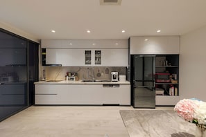 Quarto, vista para a cidade | Cozinha privada