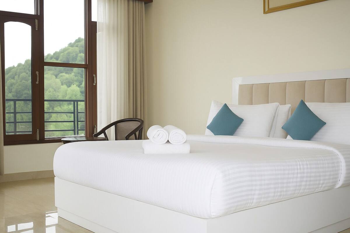 Deluxe-Doppelzimmer, Balkon, Bergblick | Schreibtisch, Bügeleisen/Bügelbrett, kostenloses WLAN
