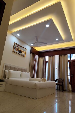 Deluxe Double Room, Balcony, Mountain View | Desk, iron/ironing board, free WiFi