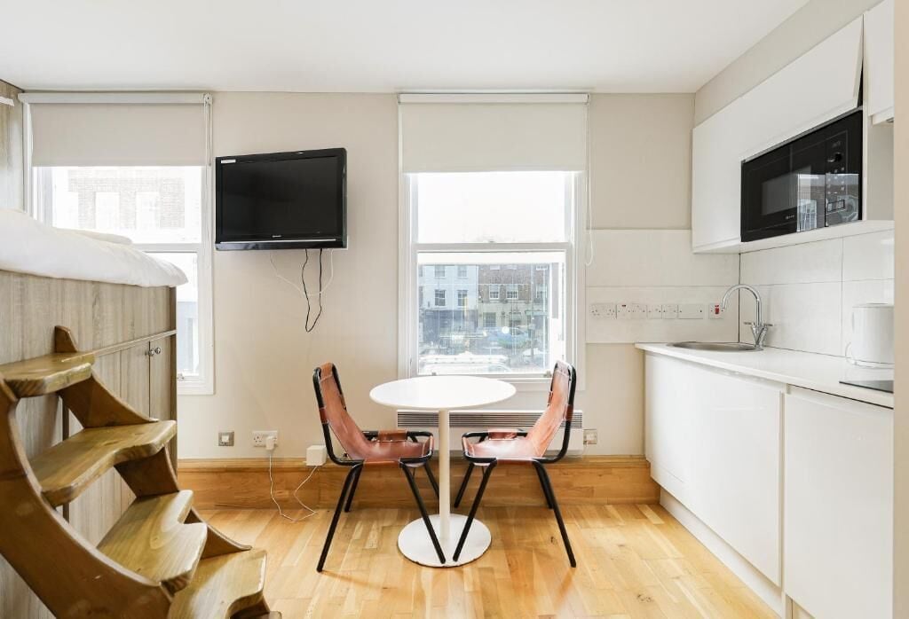 Classic Studio, City View | Dining