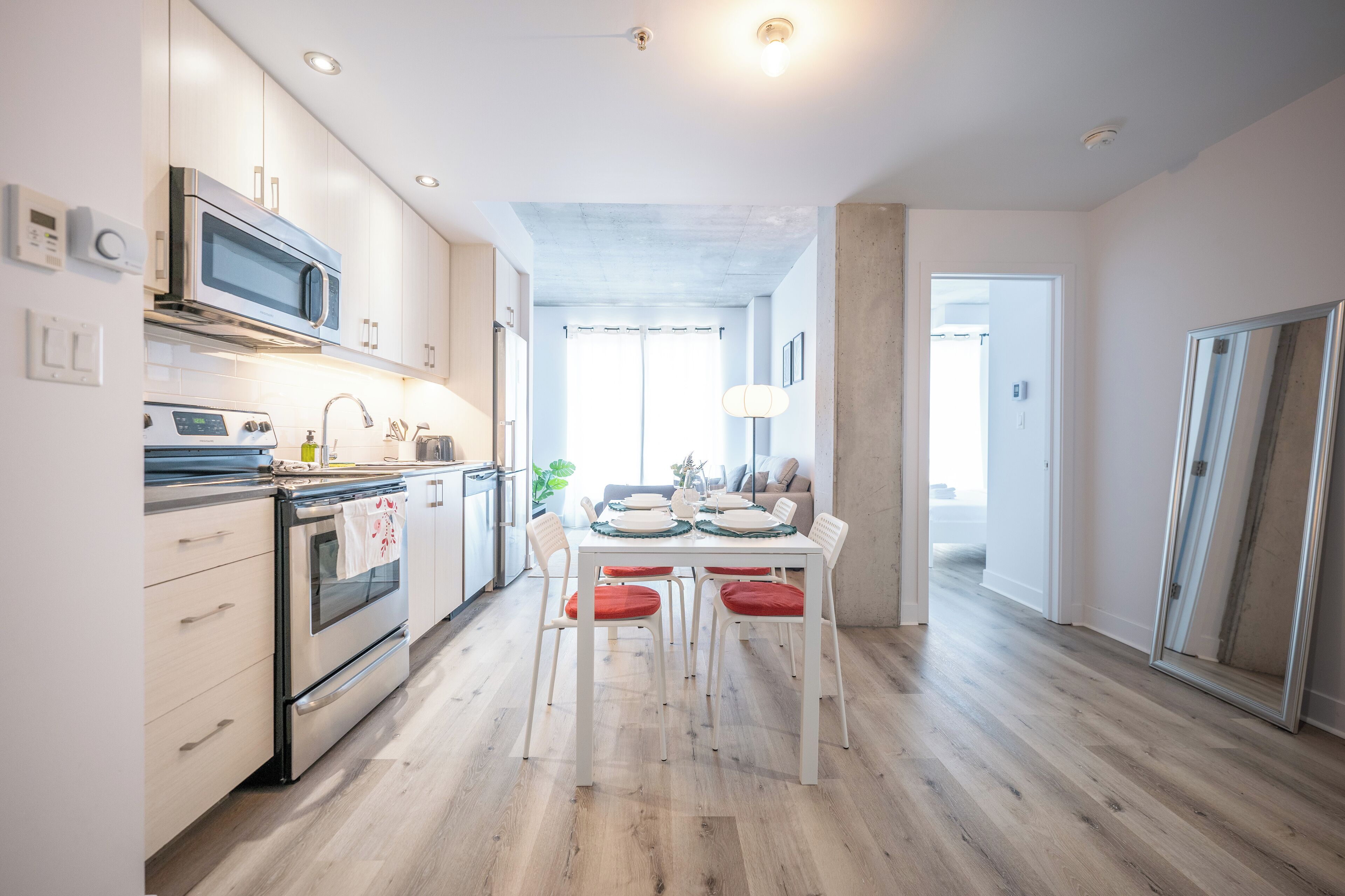 Een koelkast, een microgolfoven, een oven, een kookplaat