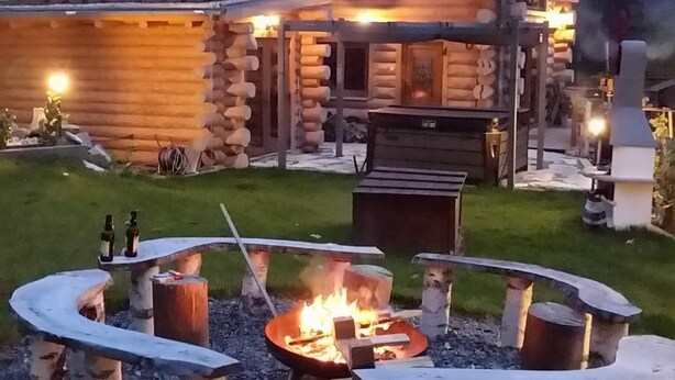 A log cabin with a fire pit in the front yard. - Vacation home by the lake - Trausnitz. Nature, peace, relaxation (Trausnitz)