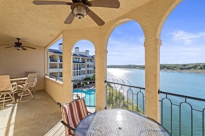 Breathtaking 2-bedroom Lakefront Resort Type Condo in Lake Travis