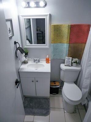 Shower, hair dryer, towels, soap - Cozy Home w/ Fenced Yard – Near Downtown & Attractions! (Orlando)