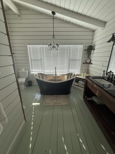 Fluffy Bottom Farms- Serenity Cabin Tranquil cabin in charming Johnson City
