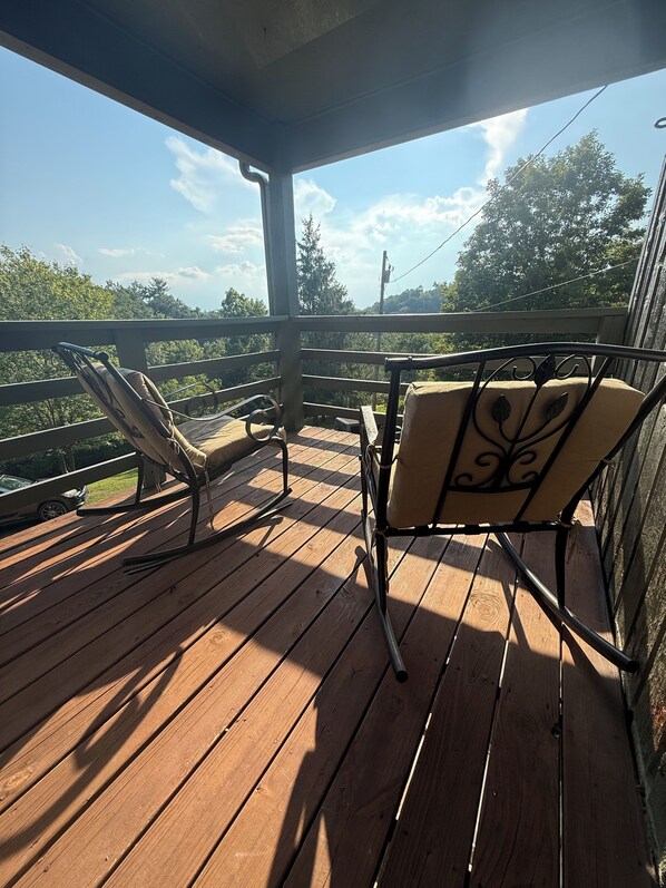 Property grounds - Fluffy Bottom Farms- Serenity Cabin Tranquil cabin in charming Johnson City (Johnson City)