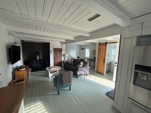 Living area - Fluffy Bottom Farms- Serenity Cabin Tranquil cabin in charming Johnson City (Johnson City)