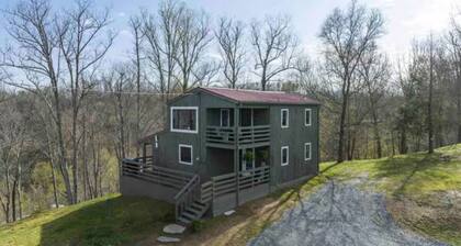 Fluffy Bottom Farms- Serenity Cabin Tranquil cabin in charming Johnson City