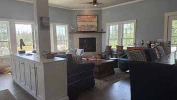 Smart-TV, Kamin, Bücher