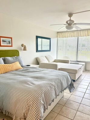 1 bedroom, Internet, bed sheets - Charming Bogue Shore Condo #127- Renovated, across from beach access (Atlantic Beach)