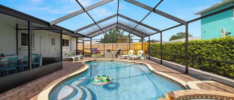 Una piscina cubierta, una piscina climatizada