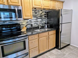 Køleskab, mikrobølgeovn, ovn, kogeplade