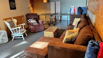 TV, mesa de pingue-pongue