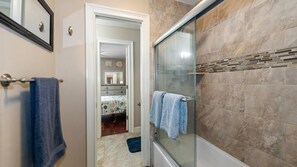 Secadora de cabello, bidet, toallas, jabón