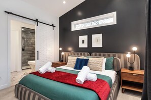 Desk, iron/ironing board, travel cot, free WiFi - Calgary Grand Retreat | Sleeps 16 | 8BR 8BA | Sauna | 2 Kitchens | City Centre (Calgary)