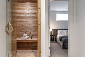 8 habitaciones, escritorio y tabla de planchar con plancha 