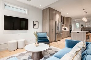 Smart TV, fireplace - Calgary Grand Retreat | Sleeps 16 | 8BR 8BA | Sauna | 2 Kitchens | City Centre (Calgary)